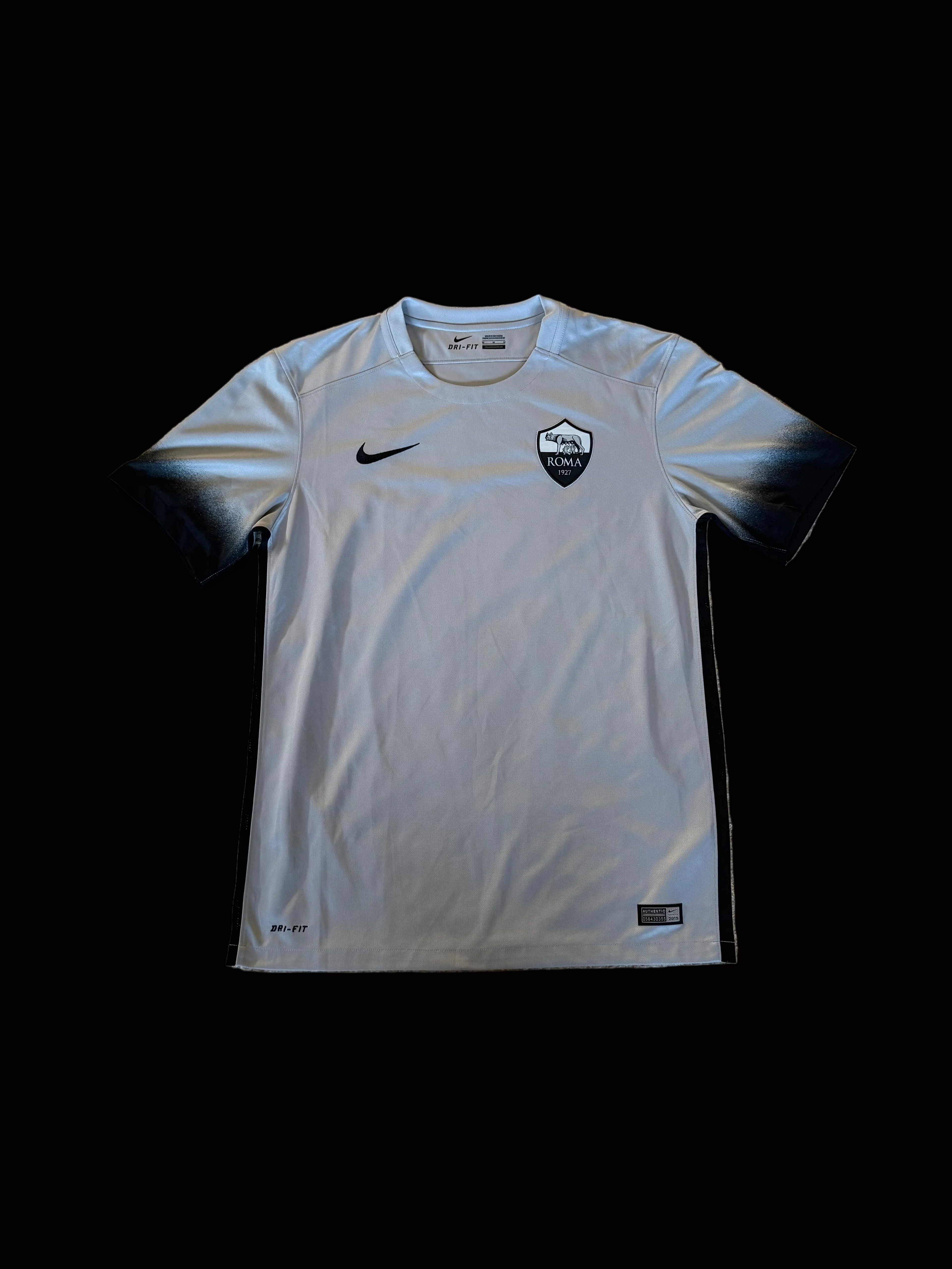 AS Roma 2015-16 third - Nainggolan